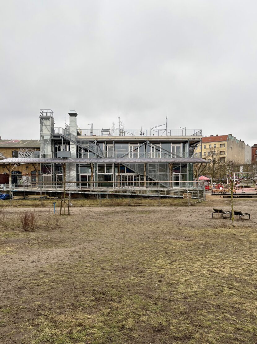 Das ZK/U erweitert eine bestehenden zweigeschossigen Gebäudeteil, indem es die danebenliegende eingeschossige Halle umschliesst und aufstockt (Foto: Eric Sturm)