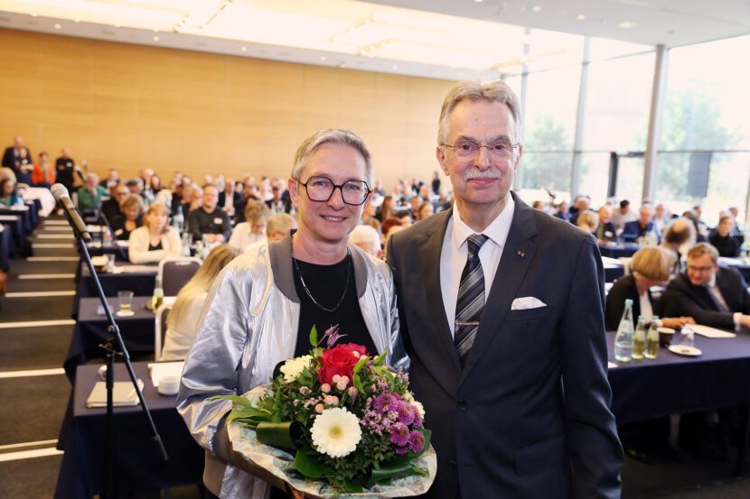 Dipl.-Ing. Katja Domschky, Architektin aus Düsseldorf, ist die neue Präsidentin der Architektenkammer Nordrhein-Westfalen. Ihr Amtsvorgänger Ernst Uhing gratulierte herzlich. – Foto: Ingo Lammert / Architektenkammer NRW