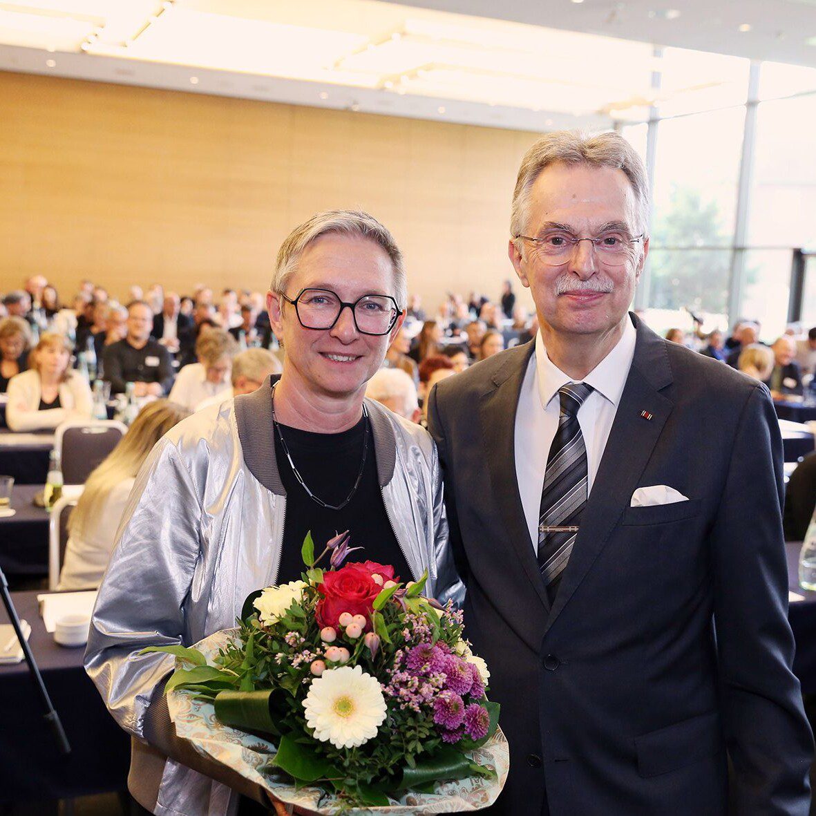 Dipl.-Ing. Katja Domschky, Architektin aus Düsseldorf, ist die neue Präsidentin der Architektenkammer Nordrhein-Westfalen. Ihr Amtsvorgänger Ernst Uhing gratulierte herzlich. – Foto: Ingo Lammert / Architektenkammer NRW