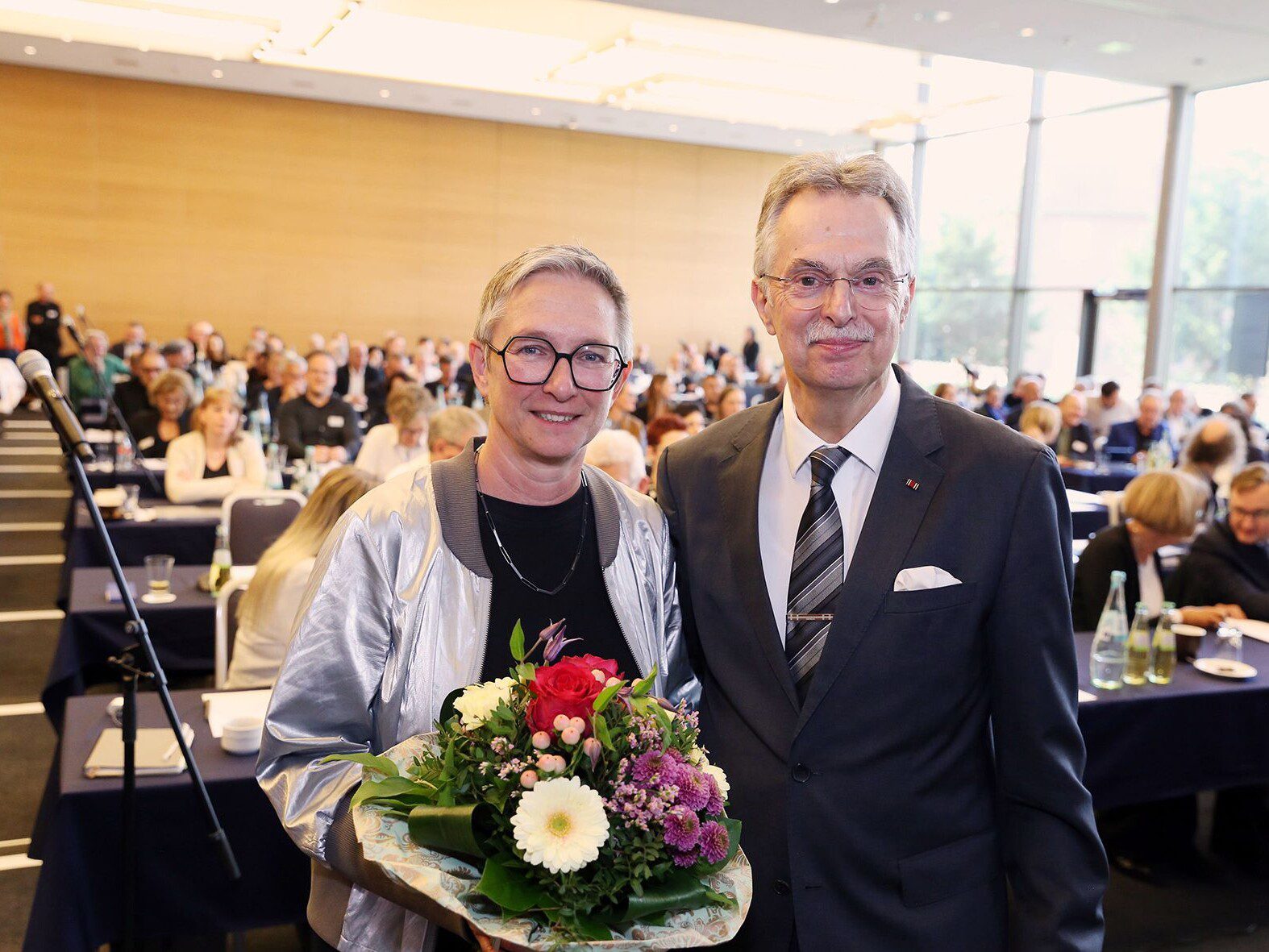 Dipl.-Ing. Katja Domschky, Architektin aus Düsseldorf, ist die neue Präsidentin der Architektenkammer Nordrhein-Westfalen. Ihr Amtsvorgänger Ernst Uhing gratulierte herzlich. – Foto: Ingo Lammert / Architektenkammer NRW