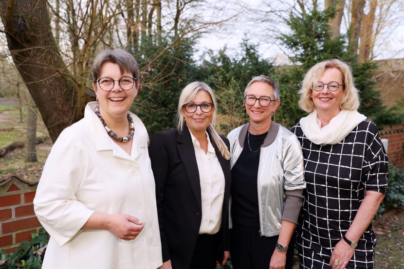 Von der XIII. Vertreterversammlung am 21. März 2026 in das Präsidium der Architektenkammer NRW gewählt wurden Präsidentin Katja Domschky (Düsseldorf, 2. v. r.) sowie die Vizepräsidentinnen Friederike Proff (Düsseldorf, l.), Dagmar Grote (Ahaus, r.) und Gesche Arns-Büsker (Aachen, 2. v. l.). – Foto: Ingo Lammert / Architektenkammer NRW